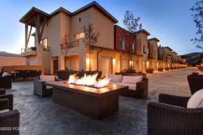 Newpark Townhome, Breathtaking Views Shopping Center Steps Away